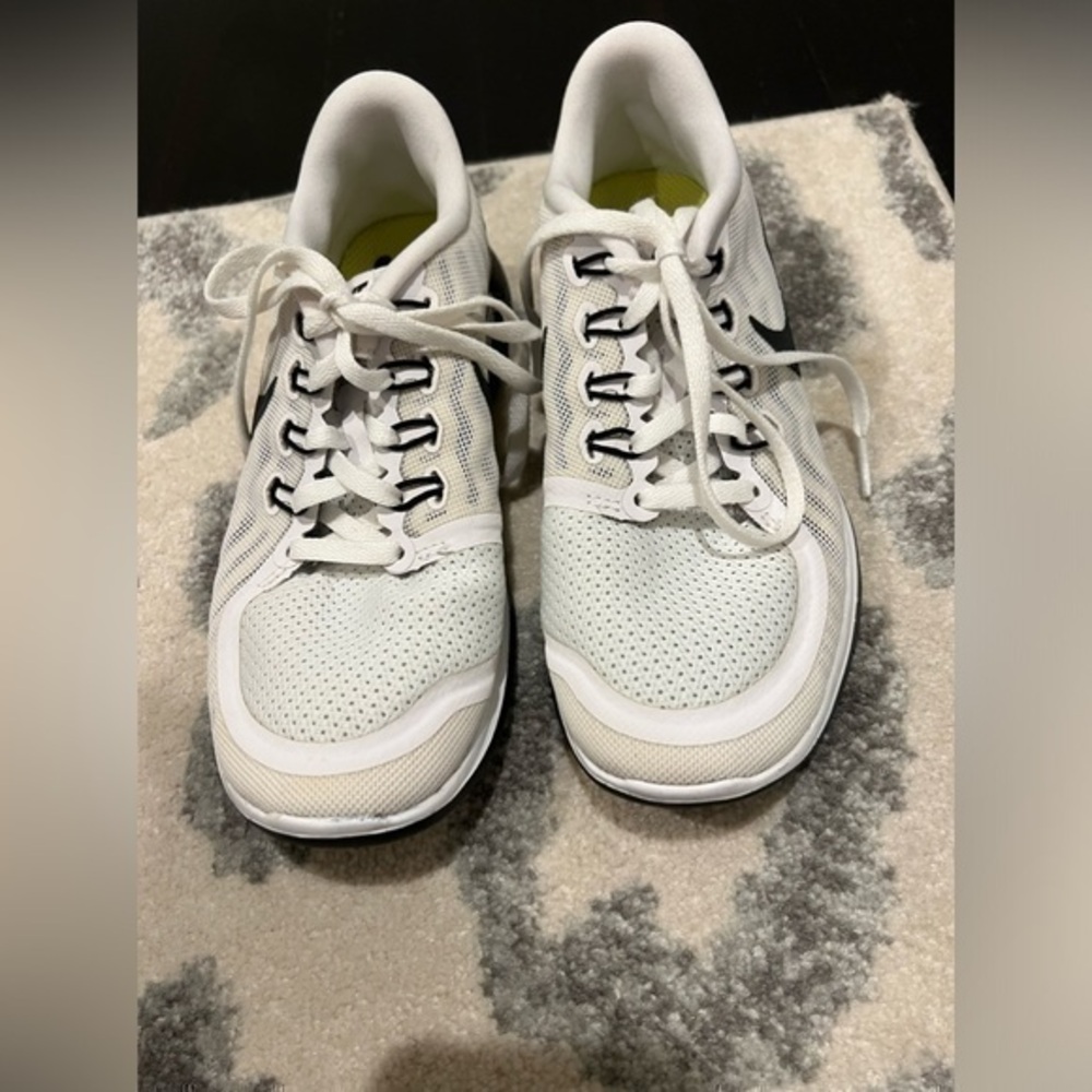 NIKE RUNNING SNEAKERS SIZE 5.5